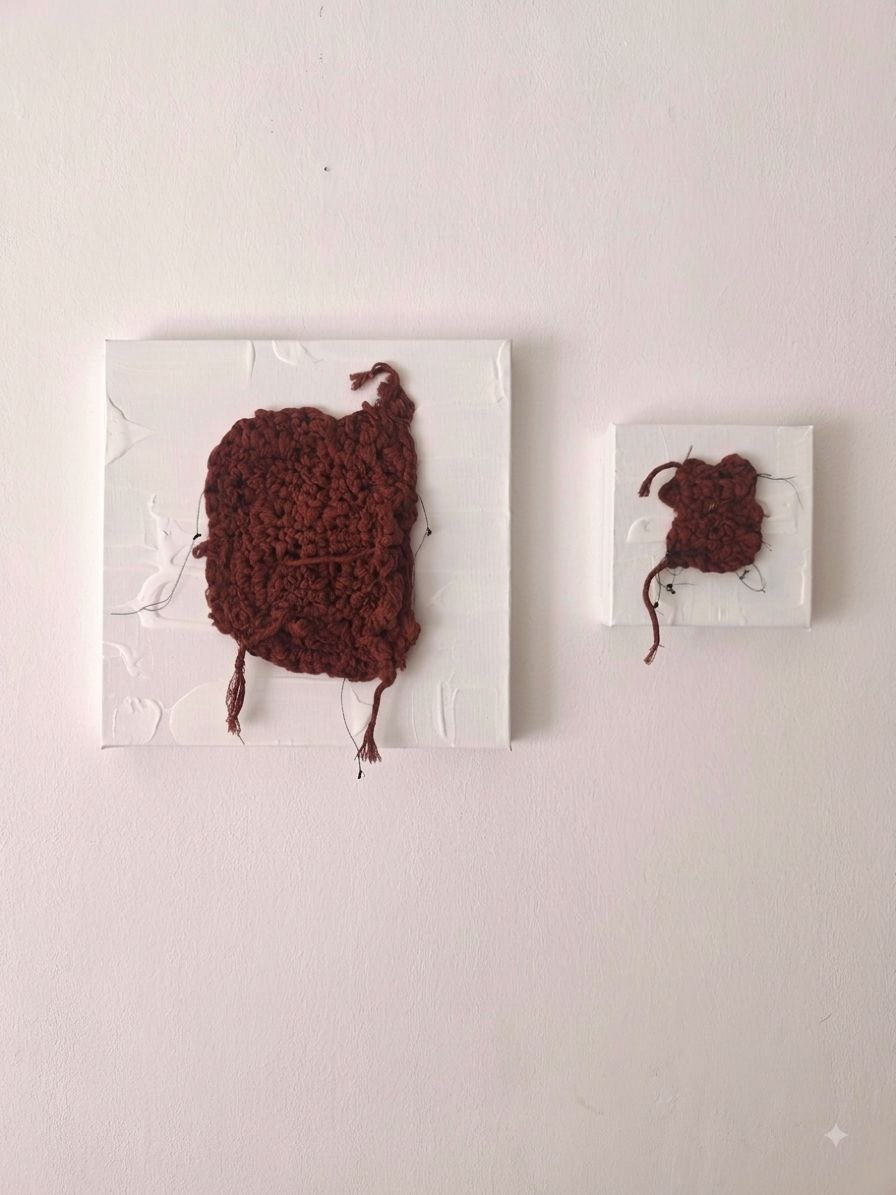 Ross.Wool · «Dittico di Terra Bruciata» — Scultura tessile in lana cotta ruggine su calce bianca, 2024